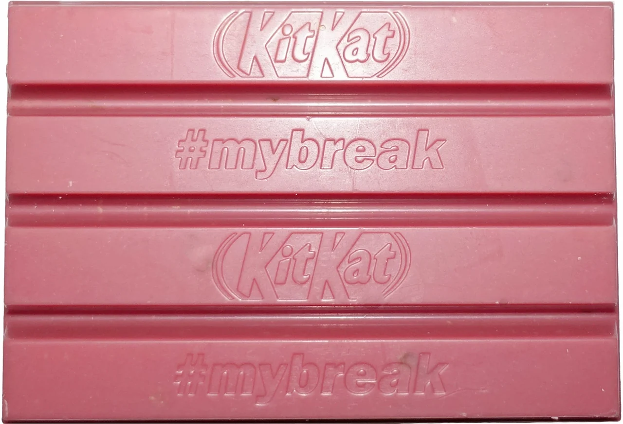 نمای نزدیک شکلات صورتی کیت‌کت روبی با نوشته mybreak روی آن