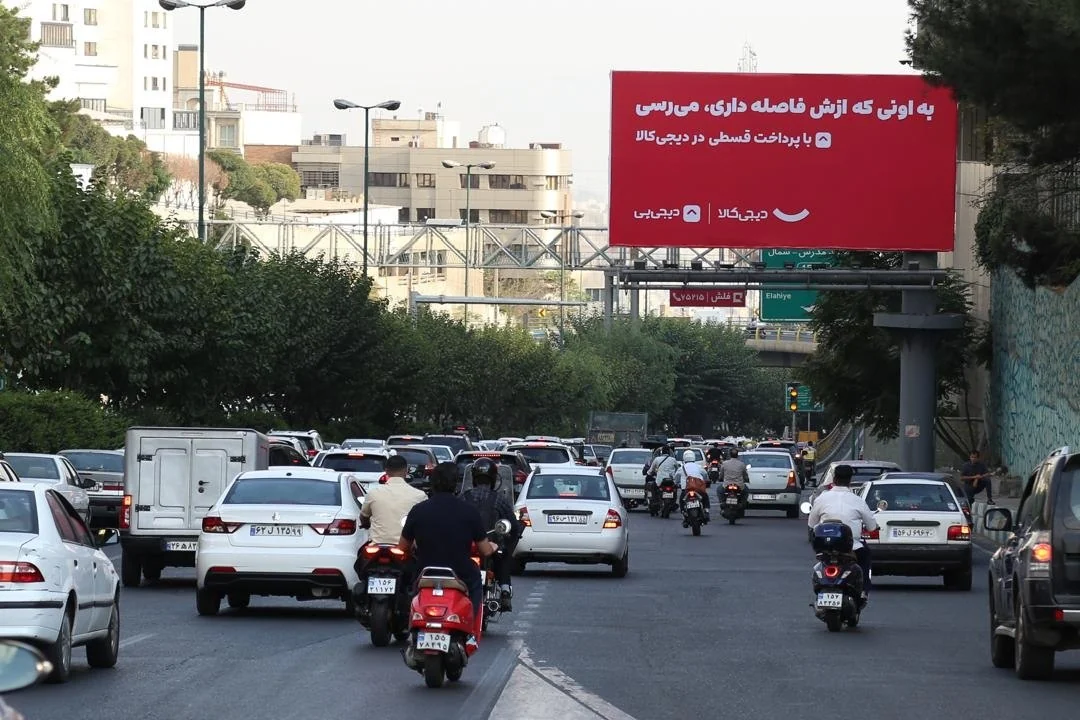 بیلبورد قرمز کمپین بهش می‌رسی دیجی‌کالا درباره پرداخت قسطی در یکی از خیابان‌های تهران