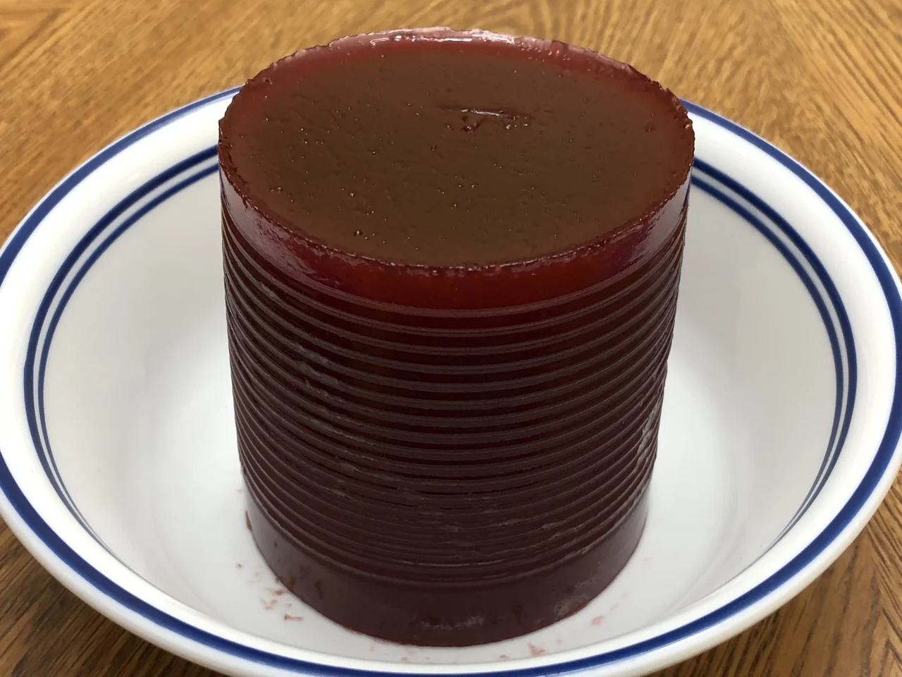 عکس واقعی آرشیوی سس کرنبری ژله‌ای Ocean Spray با شیارهای قالب قوطی